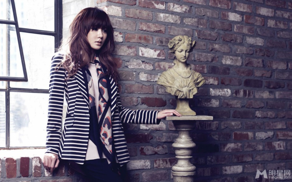 孙艺珍散发性感冷艳女人味十足