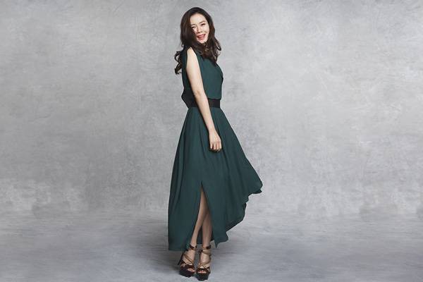 韩国女演员孙艺珍时尚服饰展优雅女神范