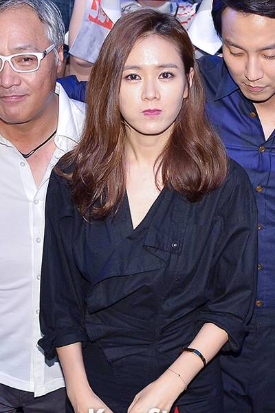 孙艺珍黑色美裙尽显迷人诱惑靓照