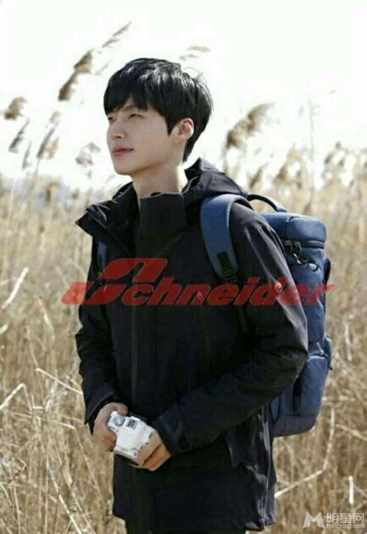 韩国男演员安宰贤休闲帅气户外写真