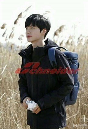 韩国男演员安宰贤休闲帅气户外写真