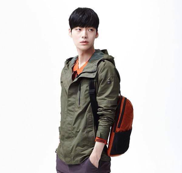 韩国男演员安宰贤休闲帅气户外写真
