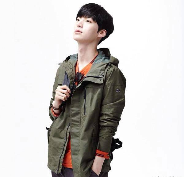 韩国男演员安宰贤休闲帅气户外写真