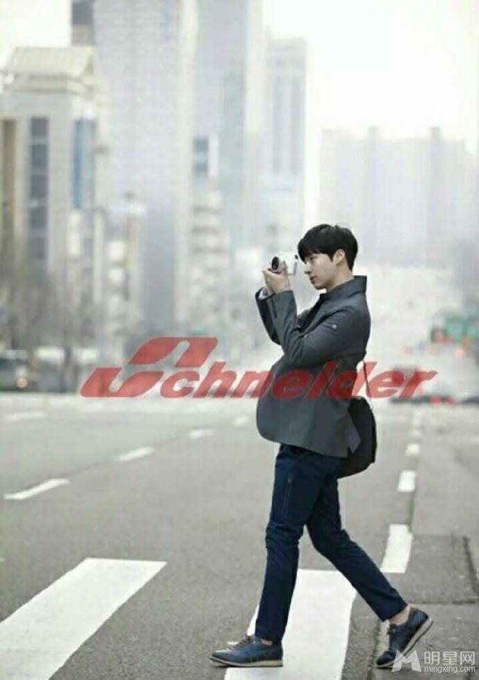 韩国男演员安宰贤休闲帅气户外写真