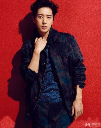 朴海镇火红潮搭尽显阳刚本色魅力