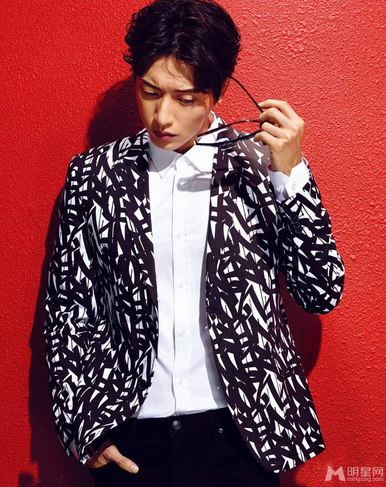 朴海镇火红潮搭尽显阳刚本色魅力