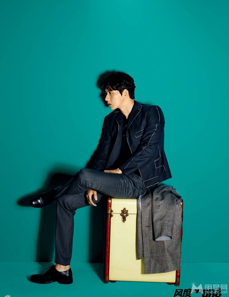 朴海镇火红潮搭尽显阳刚本色魅力