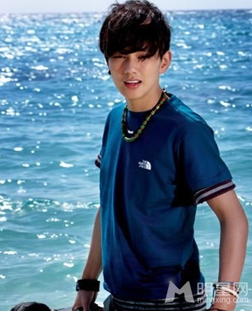 韩国男演员俞承豪帅气逼人海边写真