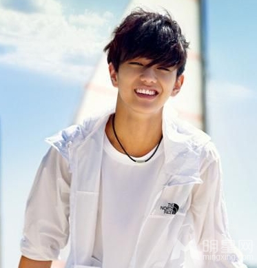 韩国男演员俞承豪帅气逼人海边写真