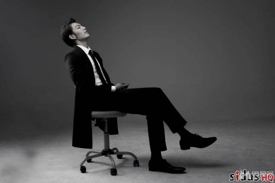韩国男演员金宇彬尽显成熟魅力黑白写真
