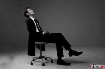 韩国男演员金宇彬尽显成熟魅力黑白写真