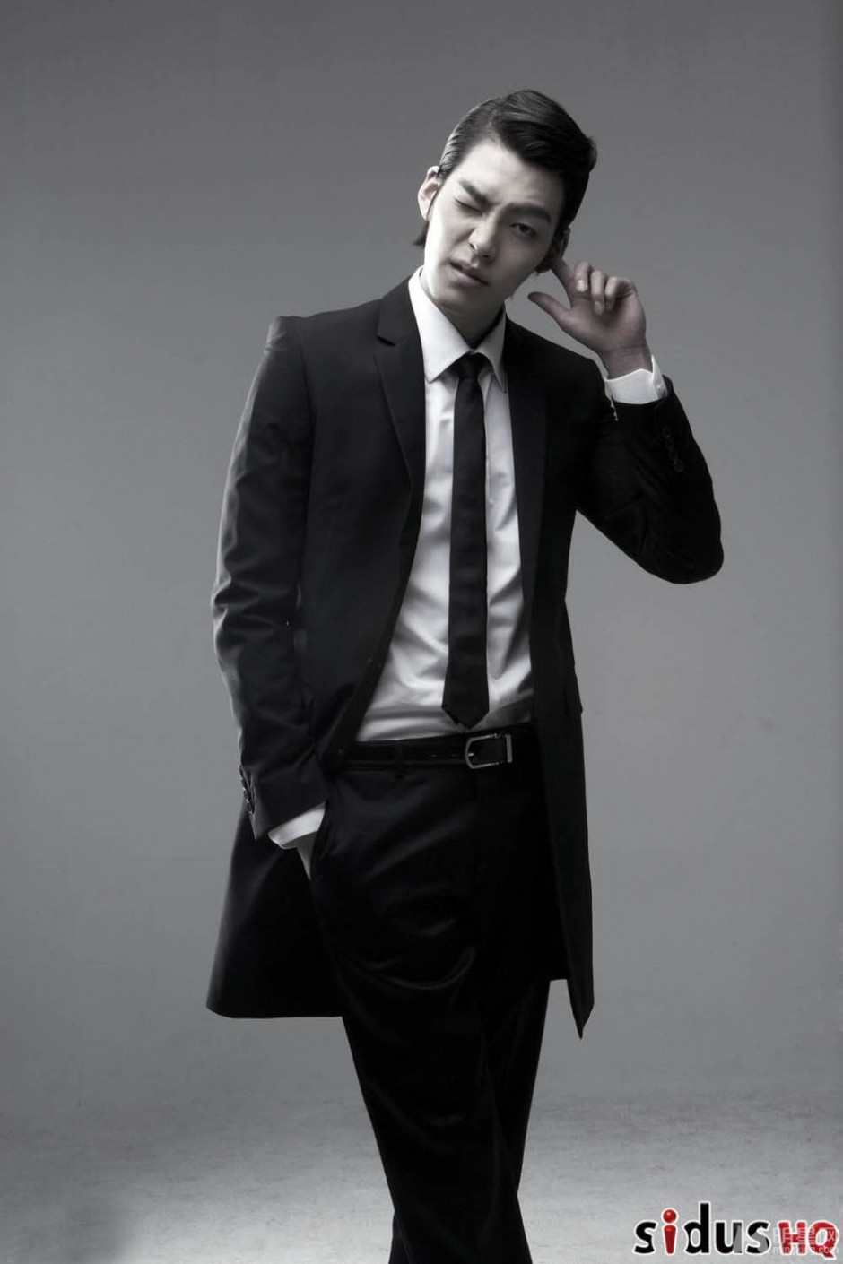 韩国男演员金宇彬尽显成熟魅力黑白写真