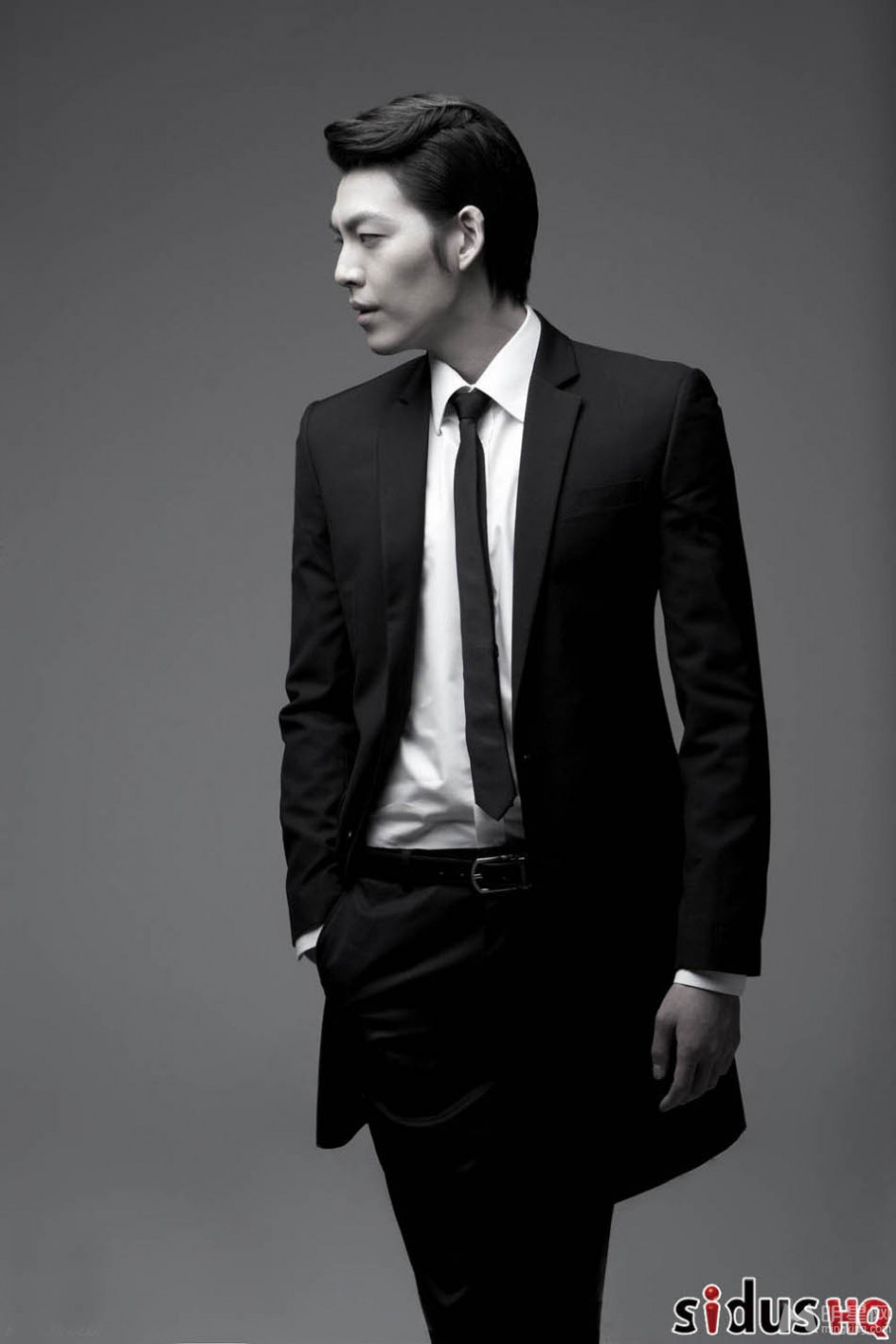 韩国男演员金宇彬尽显成熟魅力黑白写真