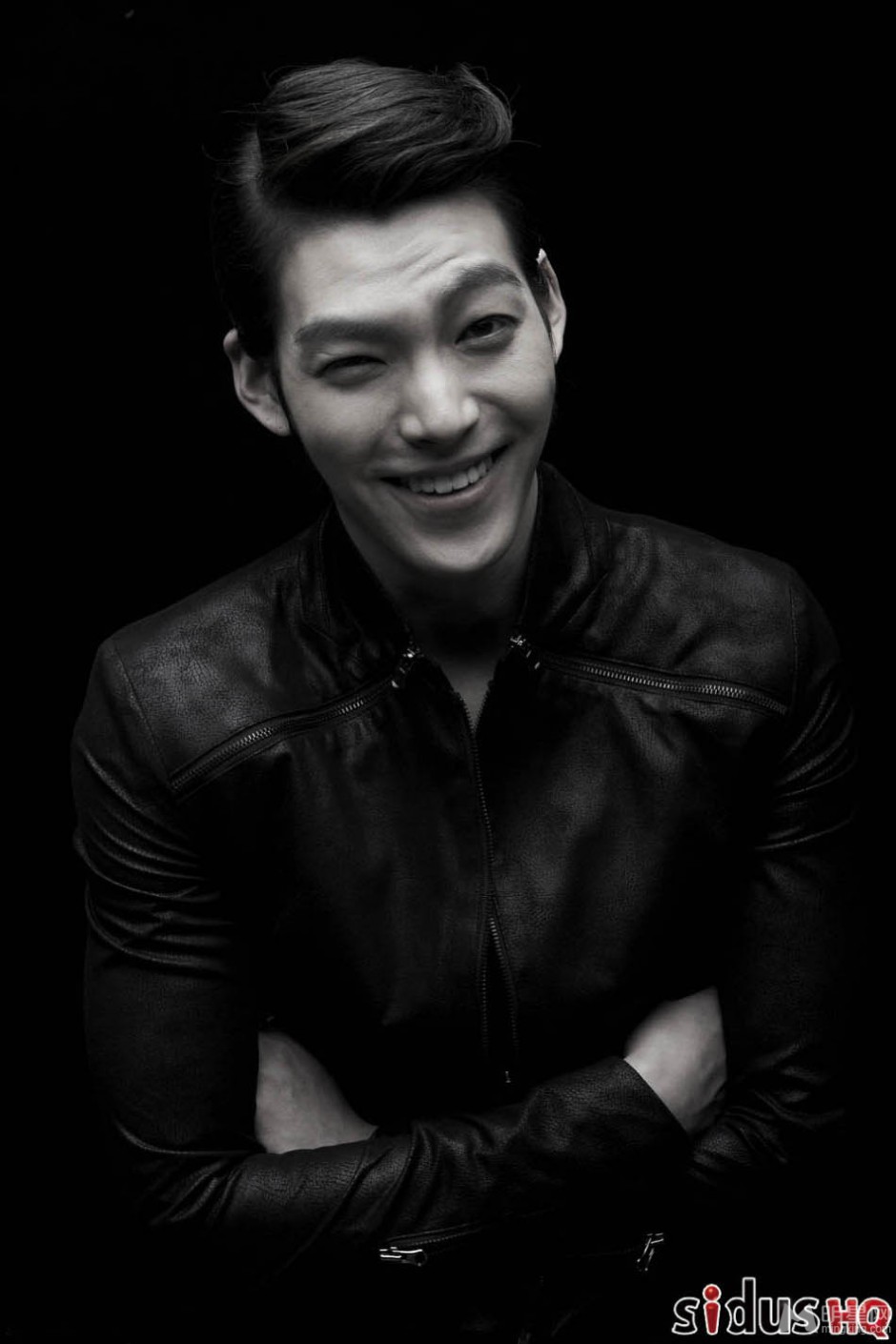 韩国男演员金宇彬尽显成熟魅力黑白写真