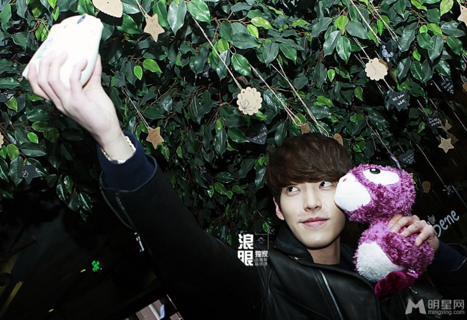 韩星金宇彬接受媒体采访现场照