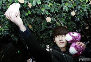 韩星金宇彬接受媒体采访现场照