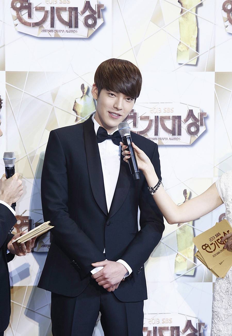 金宇彬红毯尽显高贵绅士范高清照