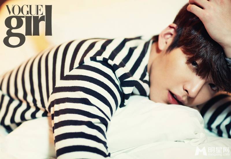 韩星金宇彬深邃眼神展迷人魅力