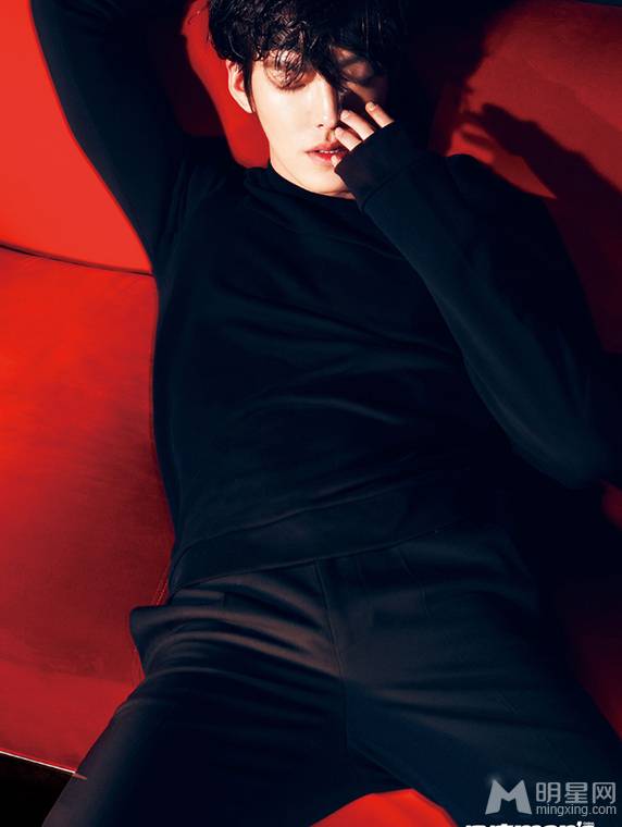 长腿欧巴金宇彬颓废惹人怜爱写真照