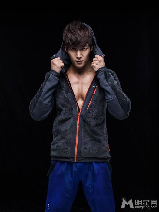 韩国男演员崔振赫大秀健硕胸肌