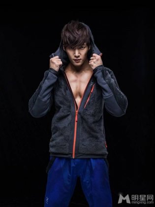 韩国男演员崔振赫大秀健硕胸肌