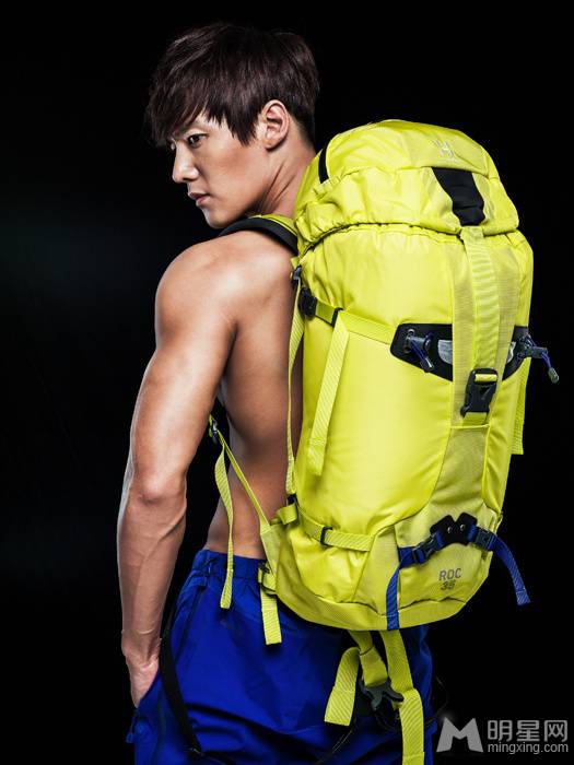 韩国男演员崔振赫大秀健硕胸肌