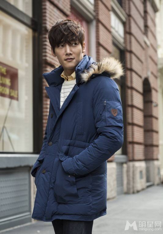 崔振赫彰显柔情暖男魅力街拍照