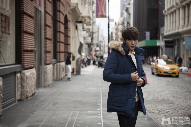 崔振赫彰显柔情暖男魅力街拍照