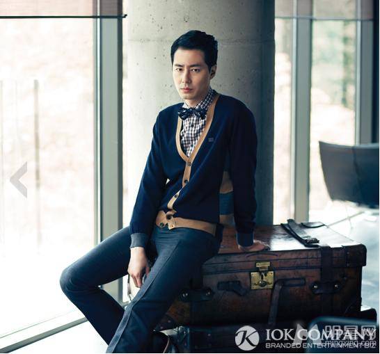 韩国男明星赵寅成尽显成熟稳重魅力写真集