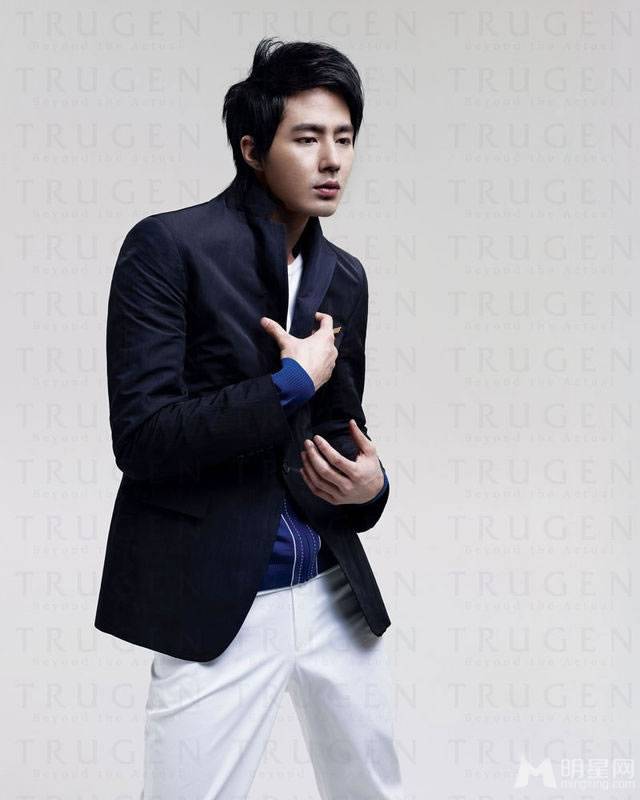 韩星赵寅成代言时尚服饰写真照