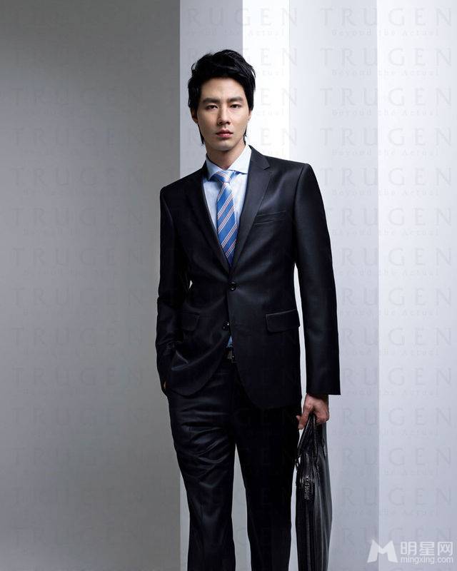 韩星赵寅成代言时尚服饰写真照