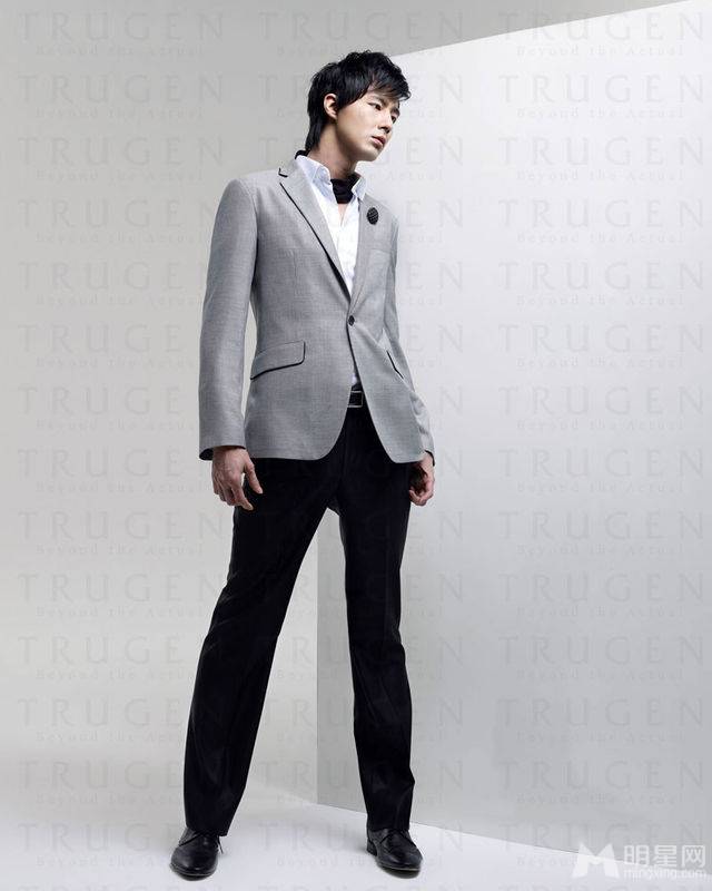 韩星赵寅成代言时尚服饰写真照