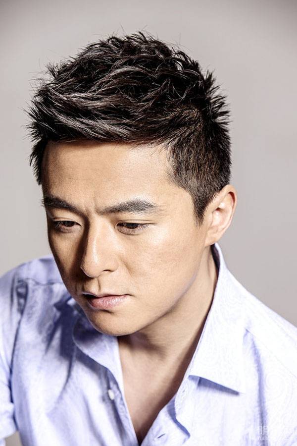 朱雨辰时尚装扮展现阳刚本色帅照