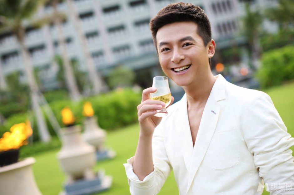 朱雨辰阳光灿烂笑容尽展暖男魅力