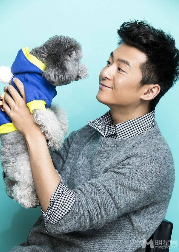 朱雨辰携萌宠互动显细腻柔情