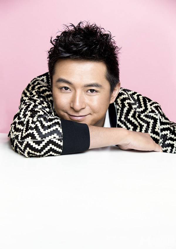 朱雨辰携萌宠互动显细腻柔情