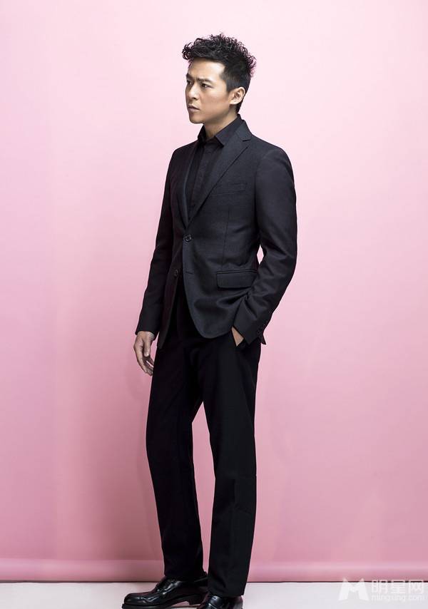 朱雨辰携萌宠互动显细腻柔情