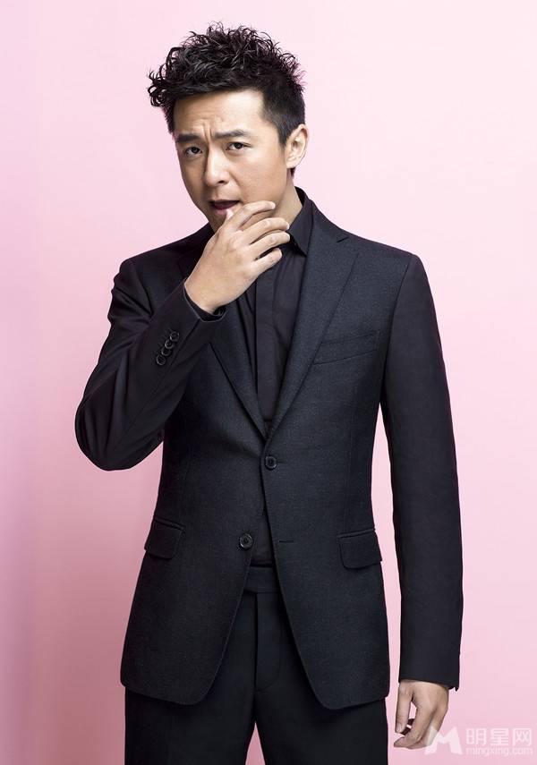 朱雨辰携萌宠互动显细腻柔情