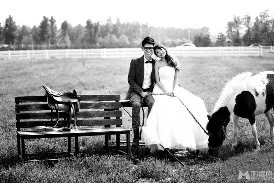 李行亮麦琳夫妇创意幸福搞怪婚纱写真