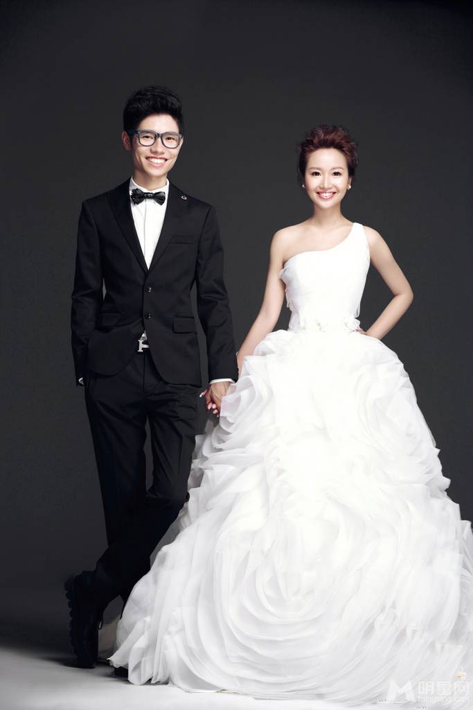 李行亮麦琳夫妇创意幸福搞怪婚纱写真