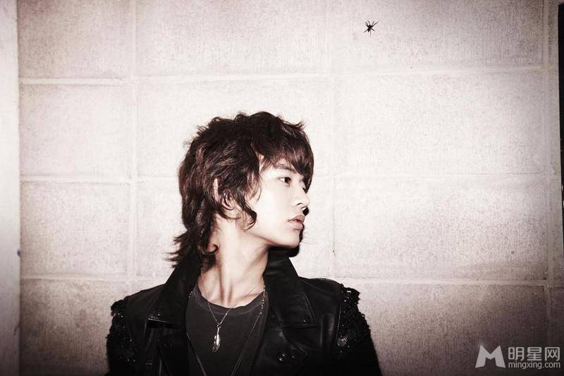 韩国男明星崔珉豪尽显花美男魅力写真