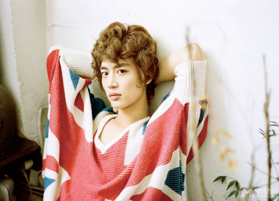 韩国男明星崔珉豪尽显花美男魅力写真