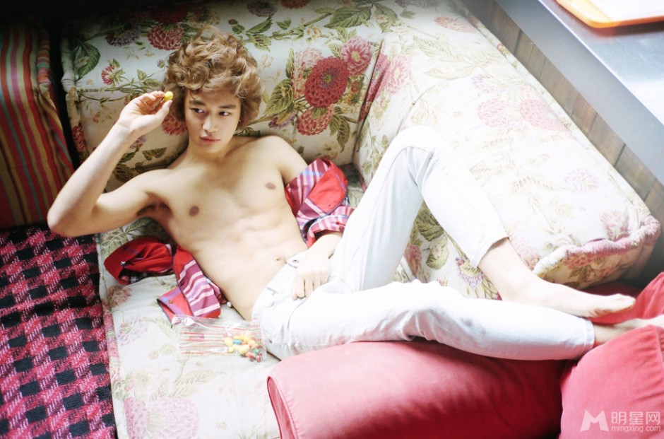 韩国男明星崔珉豪尽显花美男魅力写真