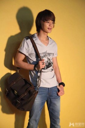 男神崔珉豪代言运动服饰宣传照