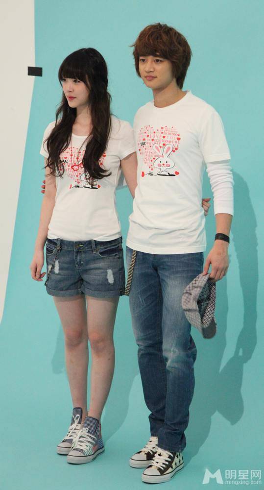 男神崔珉豪代言运动服饰宣传照