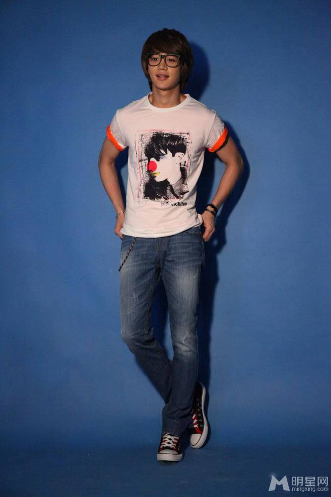 男神崔珉豪代言运动服饰宣传照