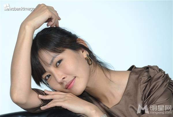 金素妍尽显优雅熟女风范靓照