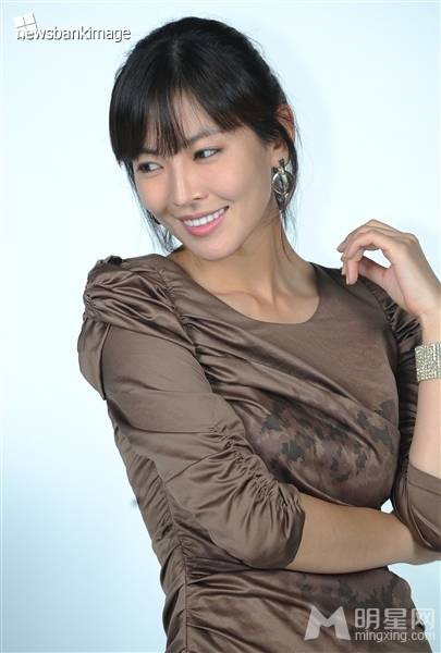 金素妍尽显优雅熟女风范靓照