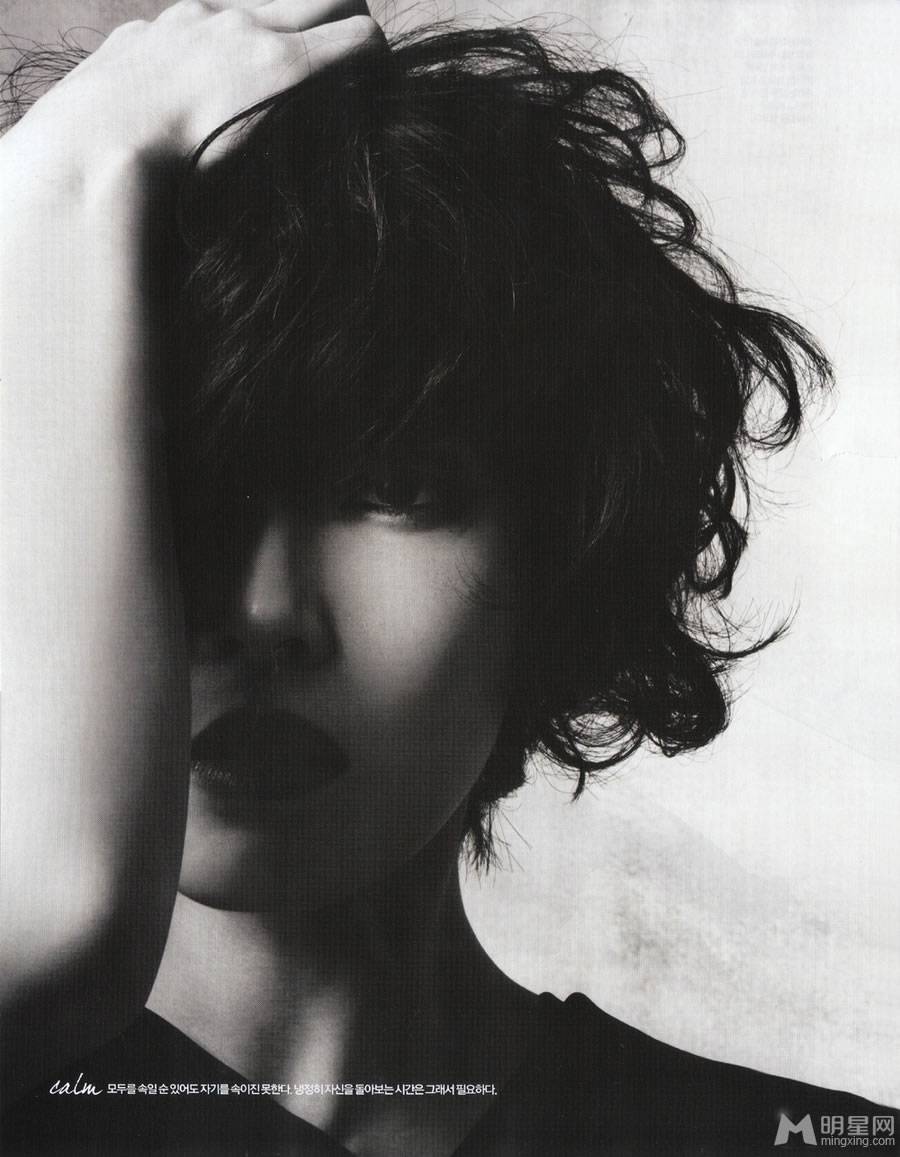 金素妍诠释黑白经典复古时尚美