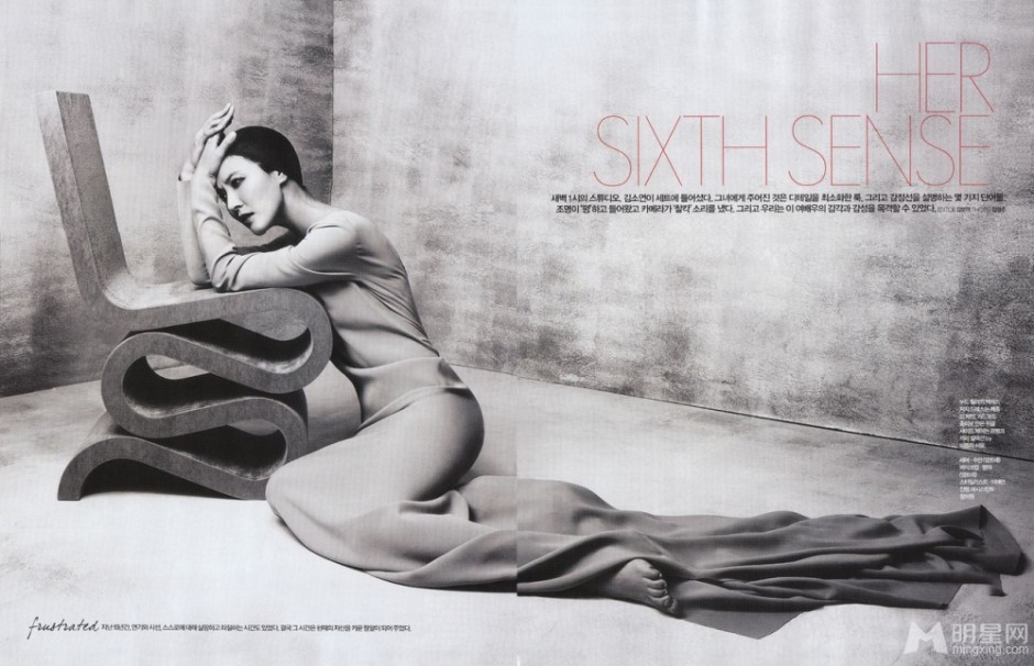 金素妍诠释黑白经典复古时尚美